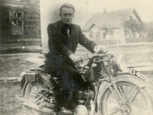Stanisław Perełka "Dębiński" na motocyklu (ze zbiorów IPN).
